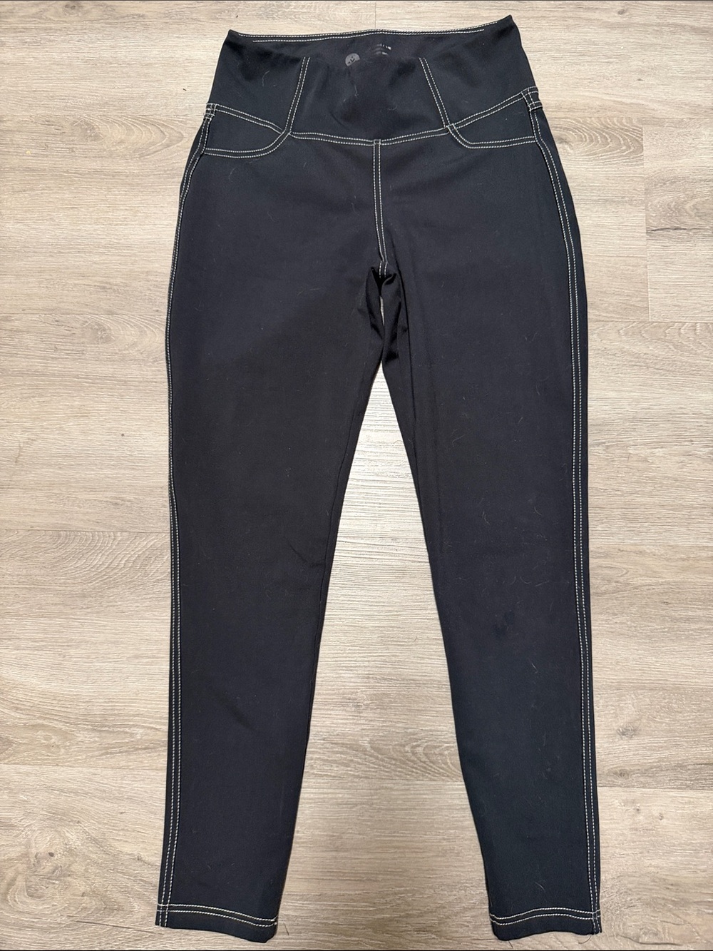 High-Waist Black Leggings with Contrast Stitching